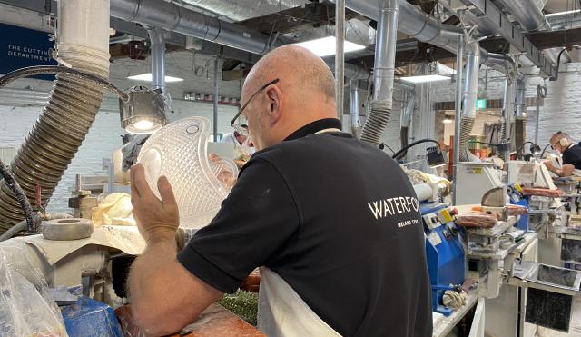 Master Cutting in factory cutting crystal football helmet